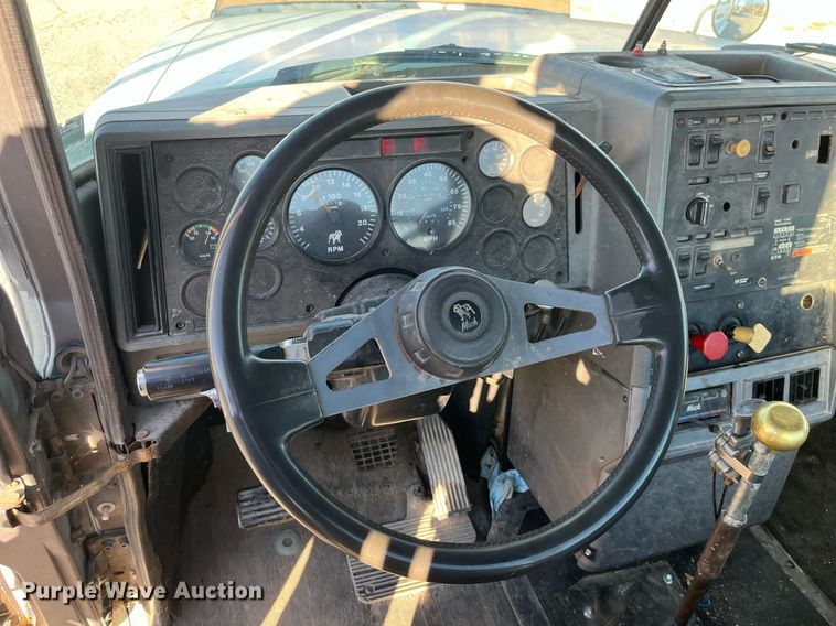 image for item LD9884 1992 Mack CH613 semi truck