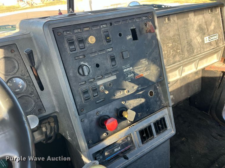 image for item LD9884 1992 Mack CH613 semi truck