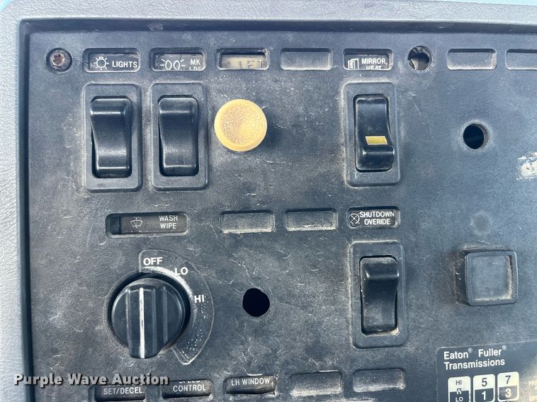 image for item LD9884 1992 Mack CH613 semi truck