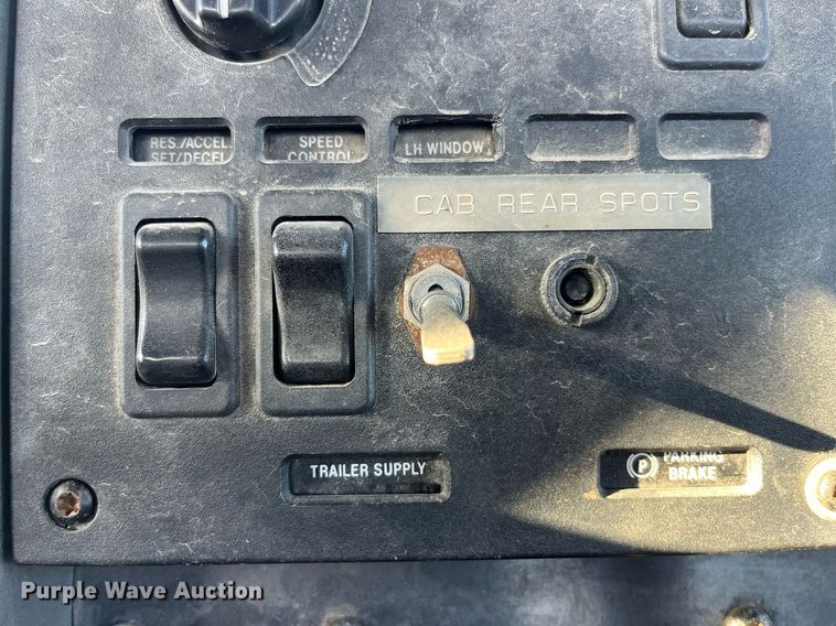 image for item LD9884 1992 Mack CH613 semi truck