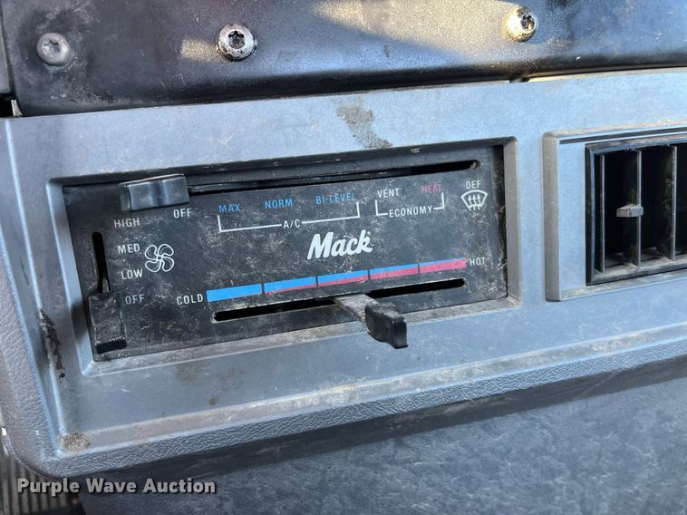 image for item LD9884 1992 Mack CH613 semi truck