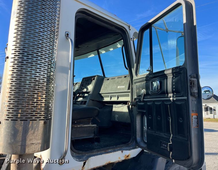 image for item LD9884 1992 Mack CH613 semi truck