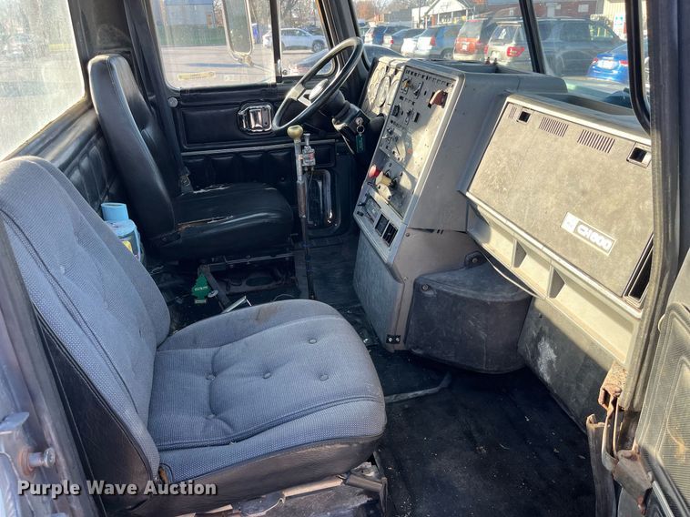 image for item LD9884 1992 Mack CH613 semi truck