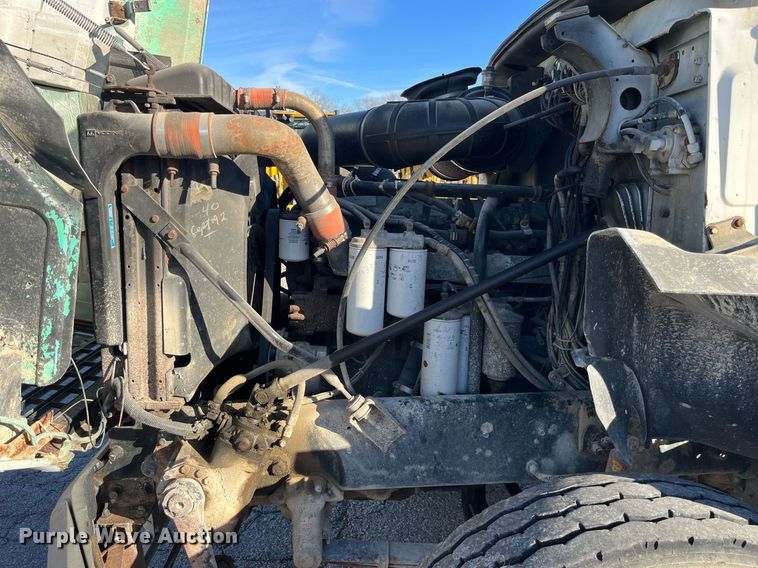 image for item LD9884 1992 Mack CH613 semi truck