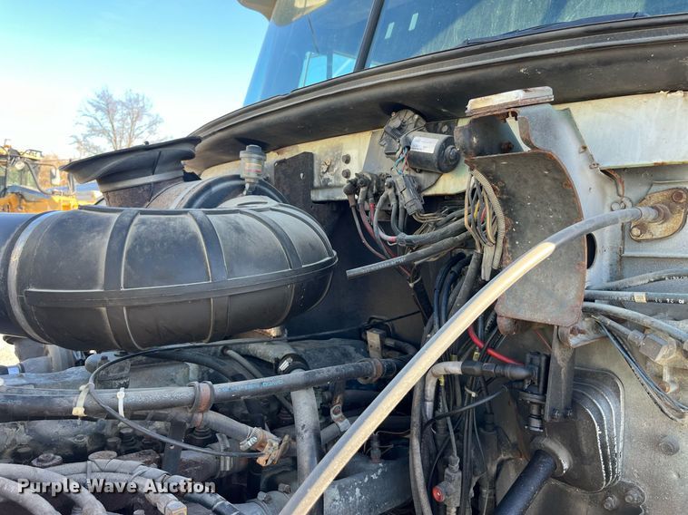 image for item LD9884 1992 Mack CH613 semi truck