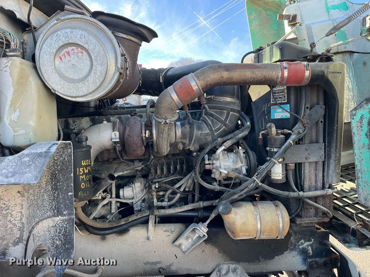 image for item LD9884 1992 Mack CH613 semi truck