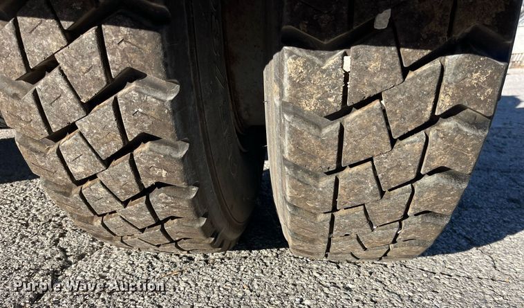 image for item LD9884 1992 Mack CH613 semi truck