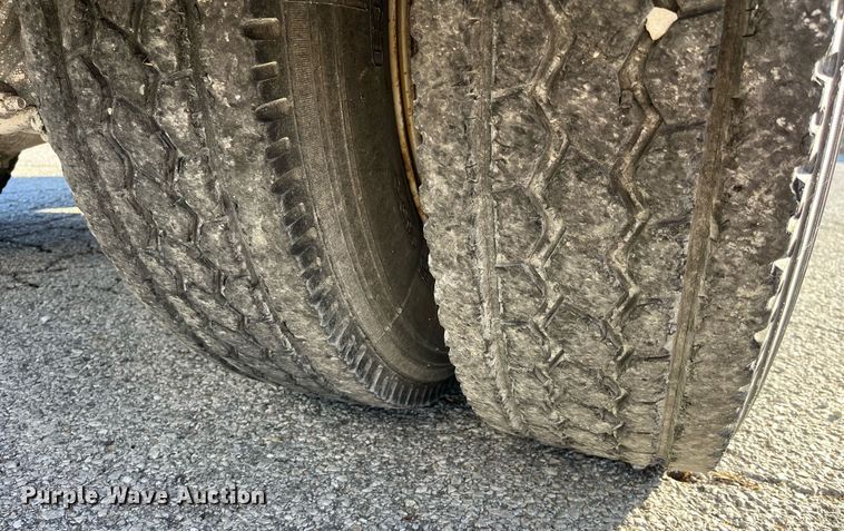 image for item LD9884 1992 Mack CH613 semi truck