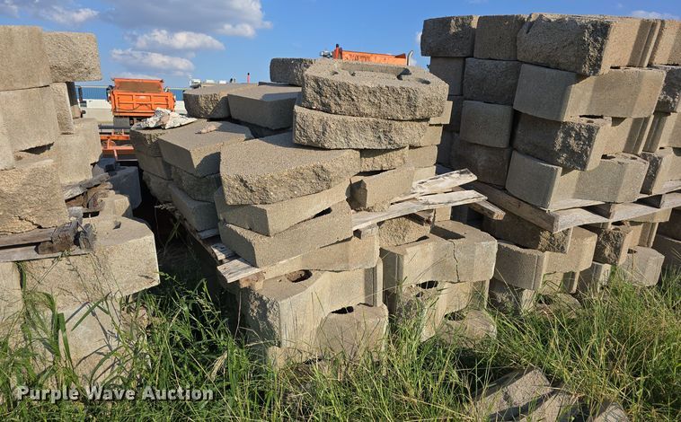 image for item LW9890 (21) pallets of landscaping blocks