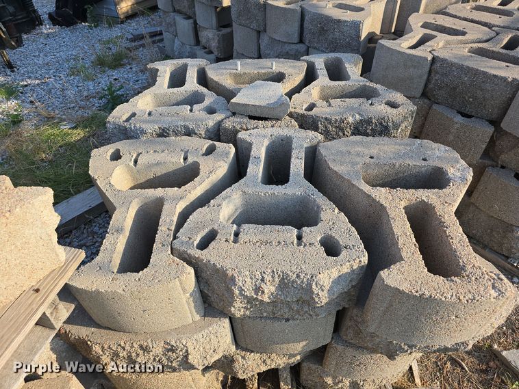 image for item LW9890 (21) pallets of landscaping blocks