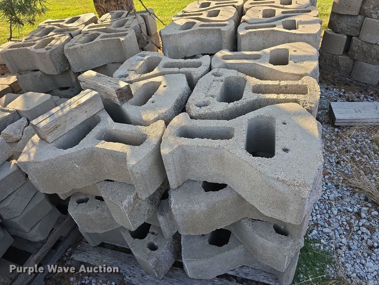 image for item LW9890 (21) pallets of landscaping blocks