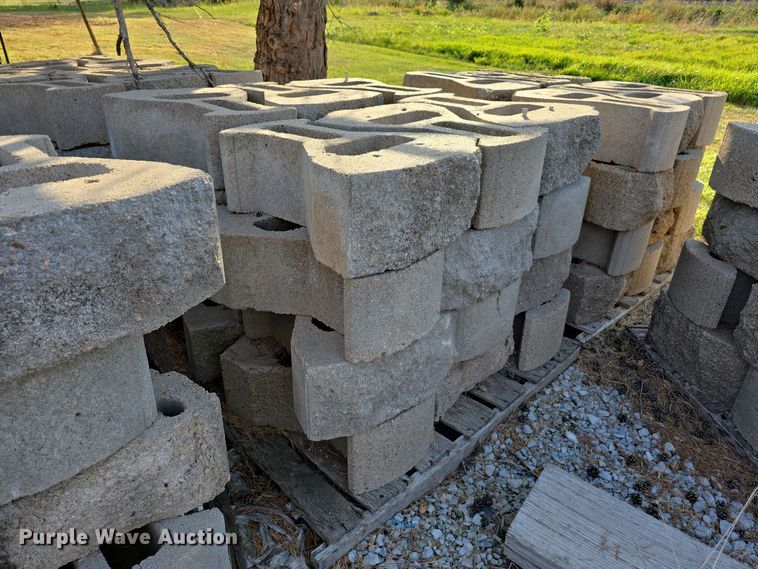 image for item LW9890 (21) pallets of landscaping blocks