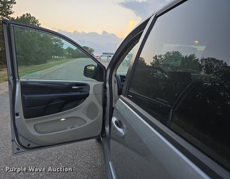 image for item LW9900 2016 Dodge Grand Caravan van