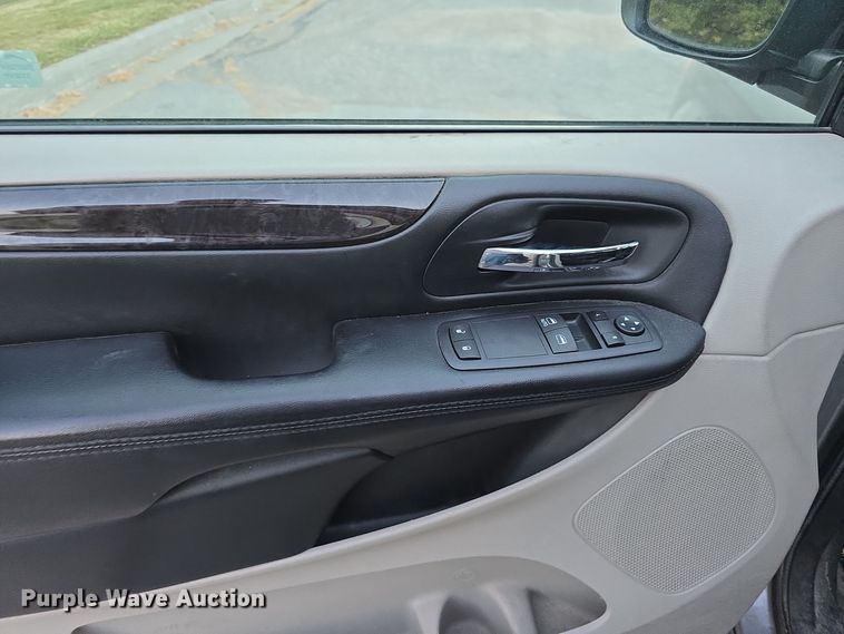 image for item LW9900 2016 Dodge Grand Caravan van