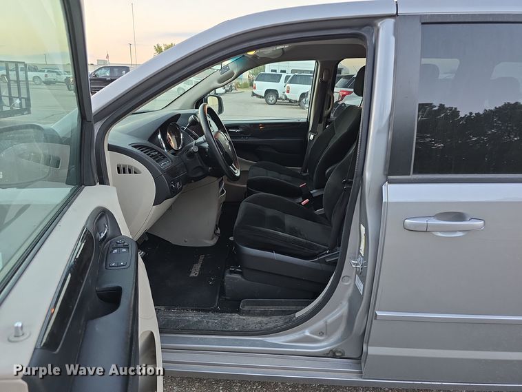 image for item LW9900 2016 Dodge Grand Caravan van