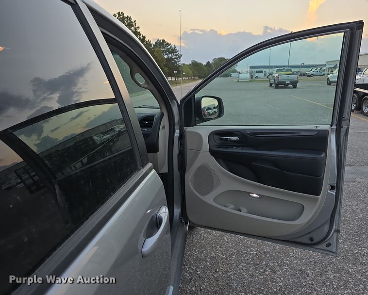 image for item LW9900 2016 Dodge Grand Caravan van