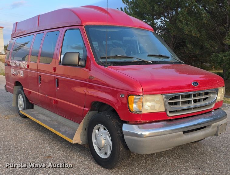 image for item LW9901 2001 Ford E350 Super Duty XLT van