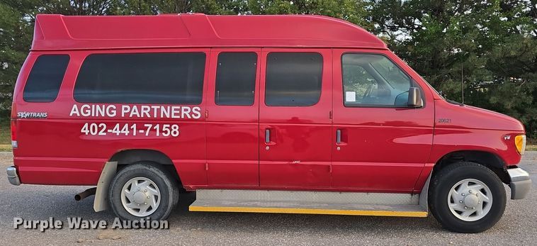 image for item LW9901 2001 Ford E350 Super Duty XLT van