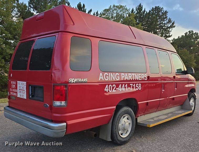 image for item LW9901 2001 Ford E350 Super Duty XLT van