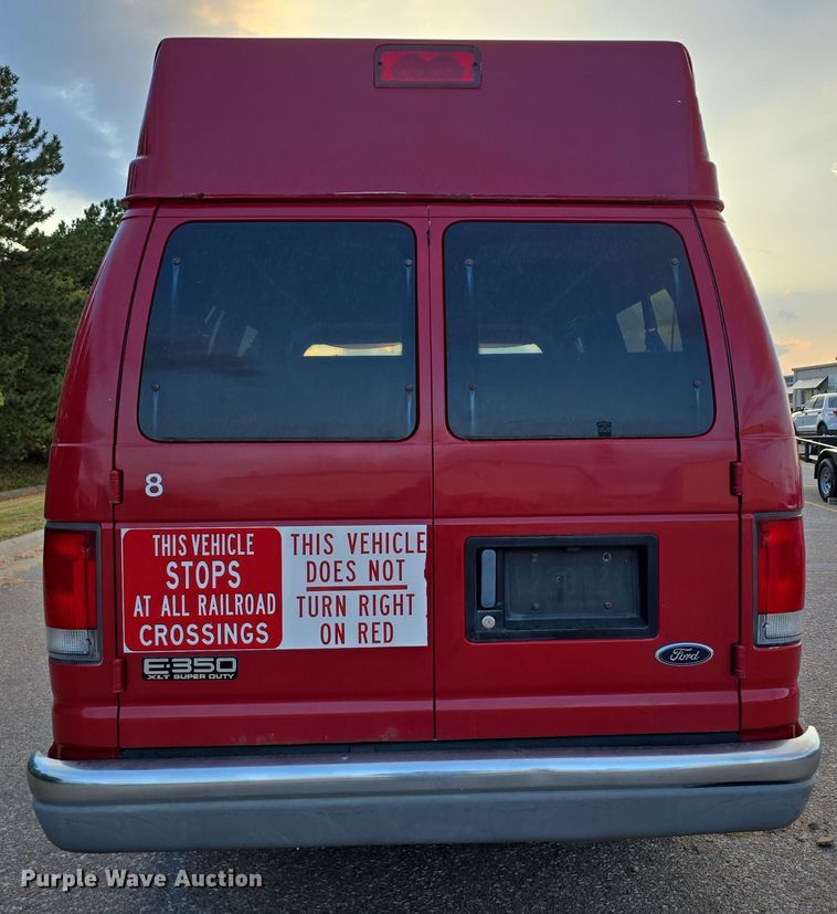 image for item LW9901 2001 Ford E350 Super Duty XLT van