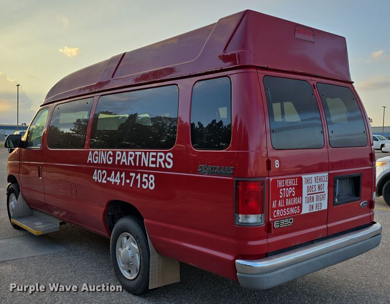 image for item LW9901 2001 Ford E350 Super Duty XLT van