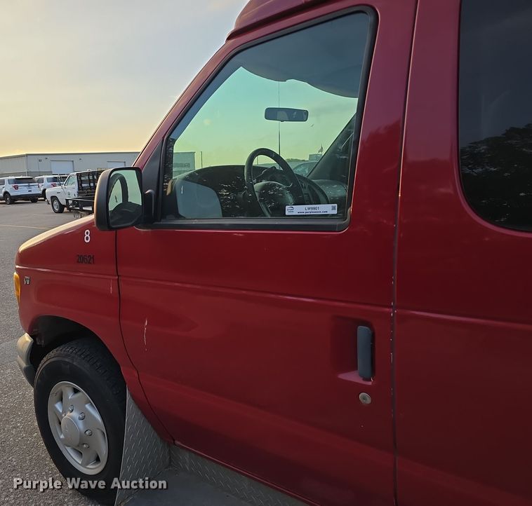 image for item LW9901 2001 Ford E350 Super Duty XLT van