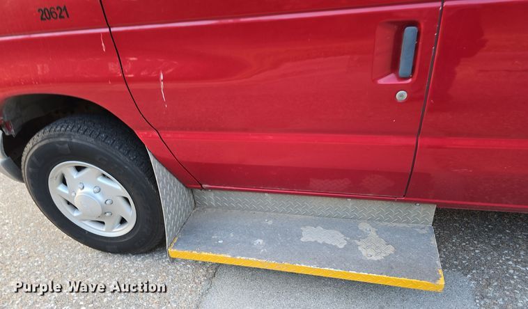 image for item LW9901 2001 Ford E350 Super Duty XLT van