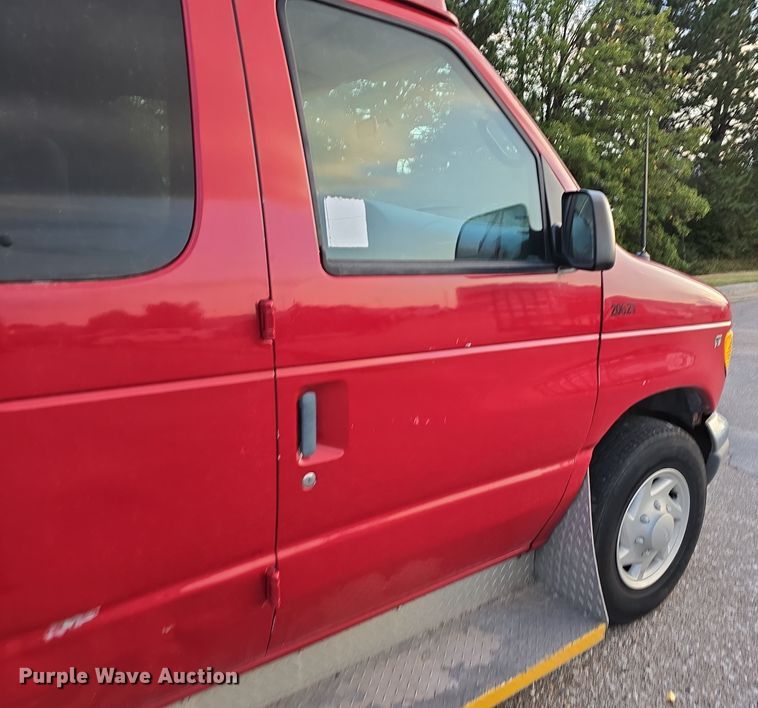 image for item LW9901 2001 Ford E350 Super Duty XLT van