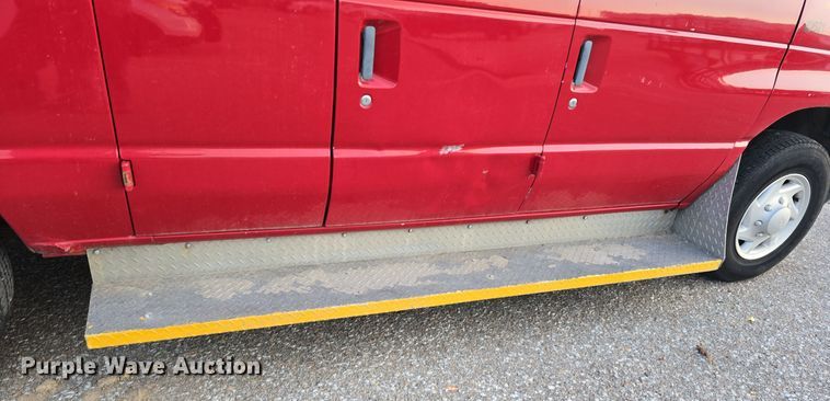 image for item LW9901 2001 Ford E350 Super Duty XLT van