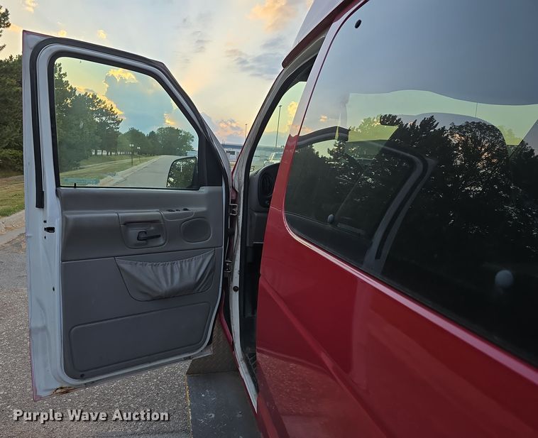 image for item LW9901 2001 Ford E350 Super Duty XLT van