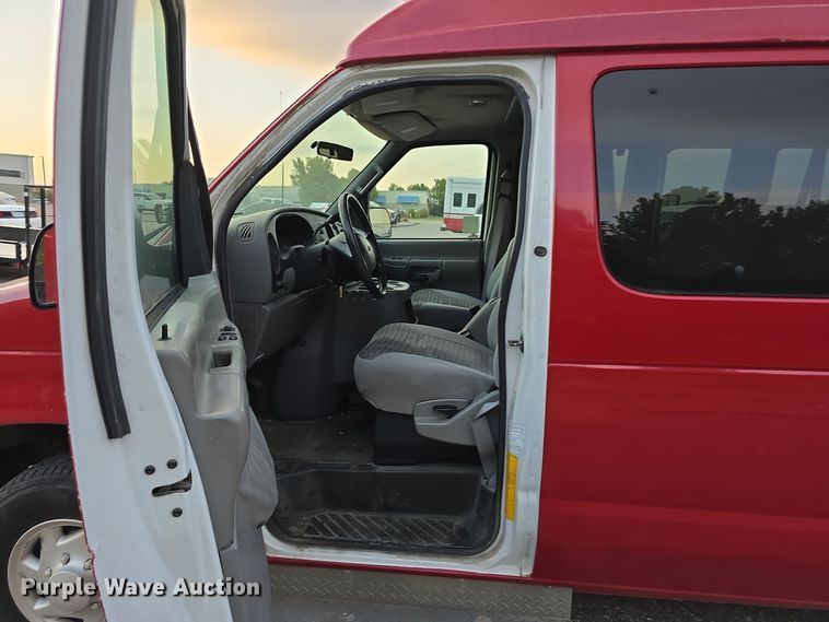 image for item LW9901 2001 Ford E350 Super Duty XLT van