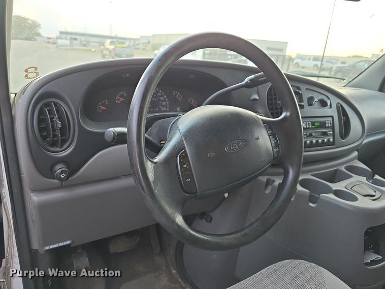 image for item LW9901 2001 Ford E350 Super Duty XLT van