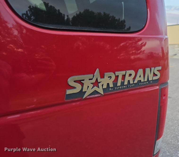 image for item LW9901 2001 Ford E350 Super Duty XLT van