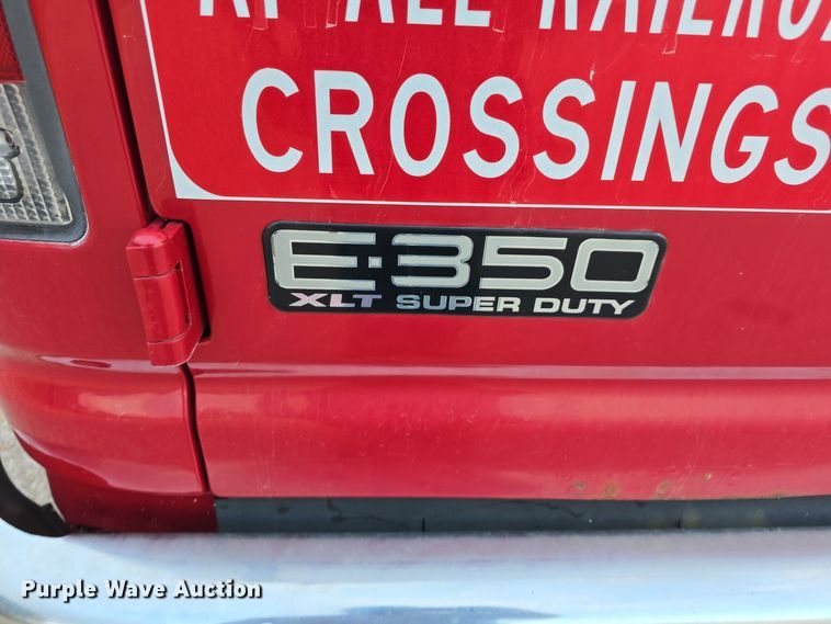 image for item LW9901 2001 Ford E350 Super Duty XLT van