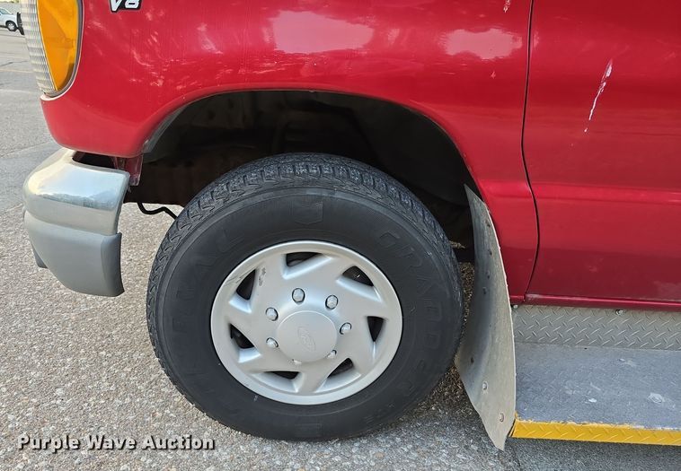 image for item LW9901 2001 Ford E350 Super Duty XLT van