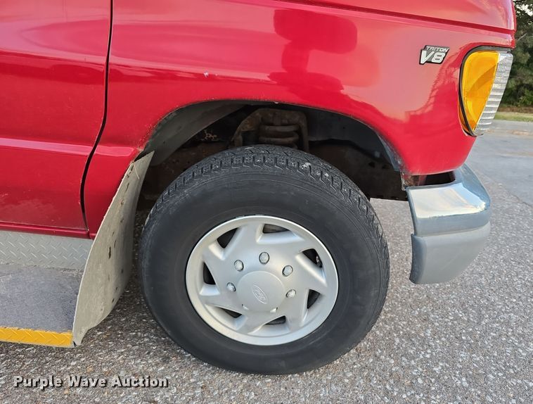 image for item LW9901 2001 Ford E350 Super Duty XLT van