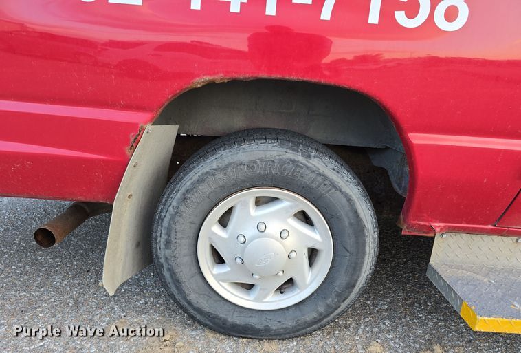 image for item LW9901 2001 Ford E350 Super Duty XLT van