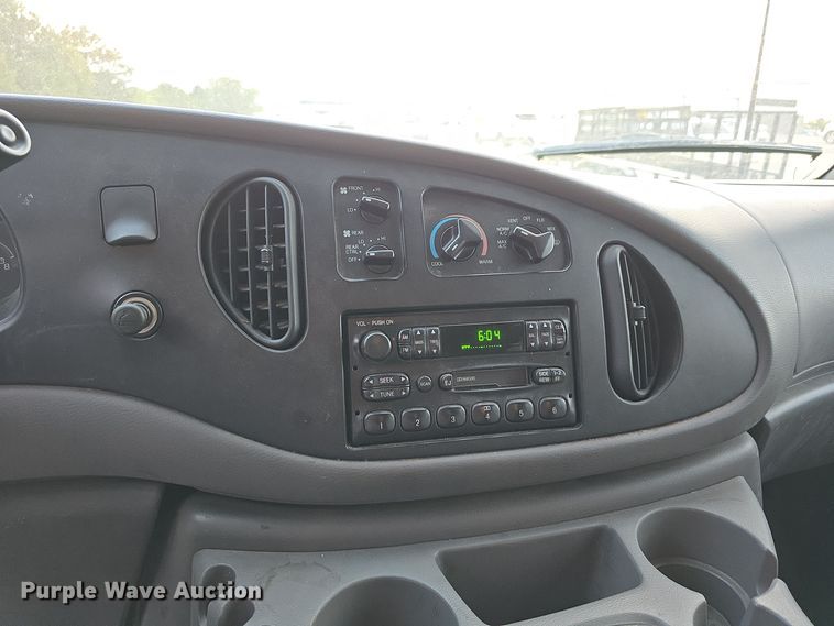 image for item LW9901 2001 Ford E350 Super Duty XLT van