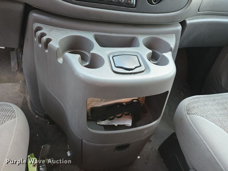 image for item LW9901 2001 Ford E350 Super Duty XLT van