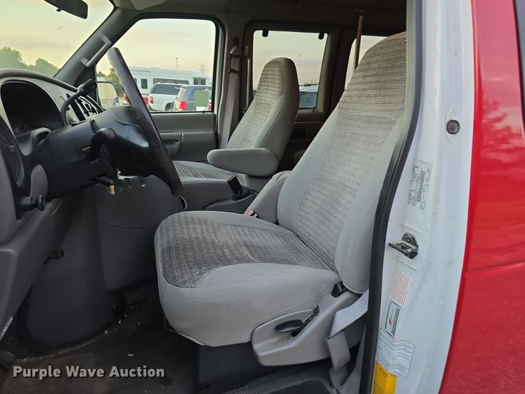 image for item LW9901 2001 Ford E350 Super Duty XLT van