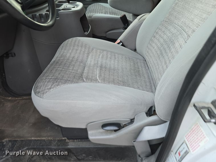image for item LW9901 2001 Ford E350 Super Duty XLT van