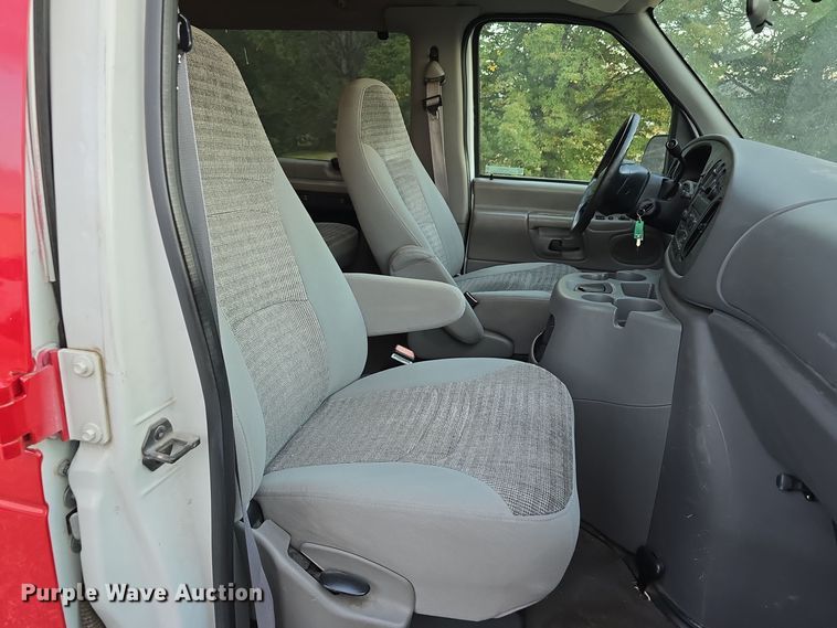 image for item LW9901 2001 Ford E350 Super Duty XLT van