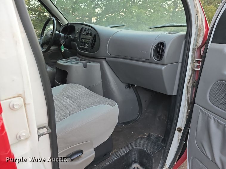 image for item LW9901 2001 Ford E350 Super Duty XLT van