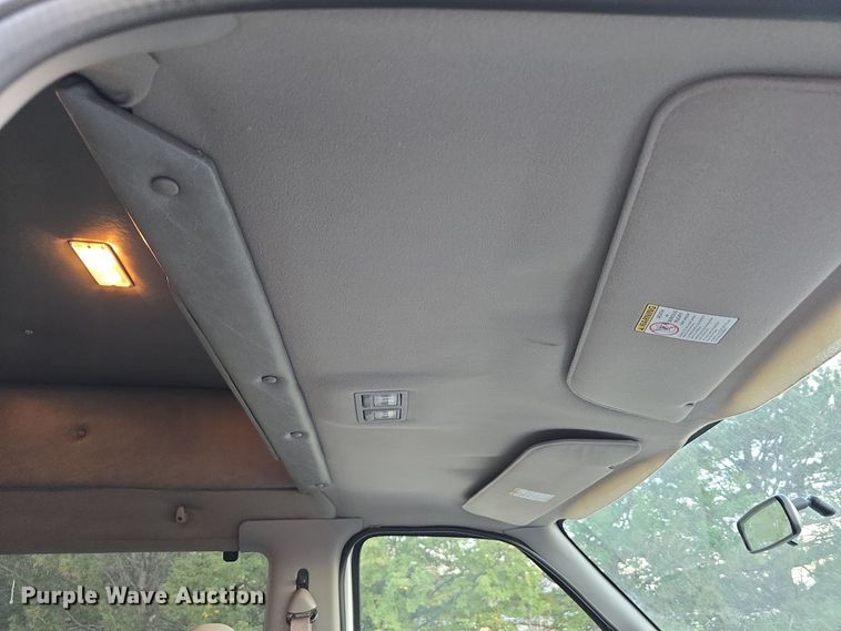 image for item LW9901 2001 Ford E350 Super Duty XLT van