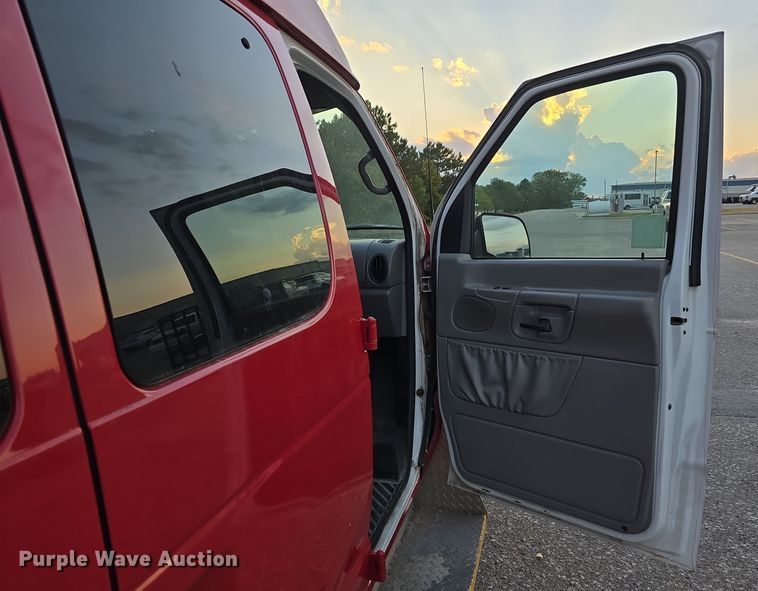 image for item LW9901 2001 Ford E350 Super Duty XLT van