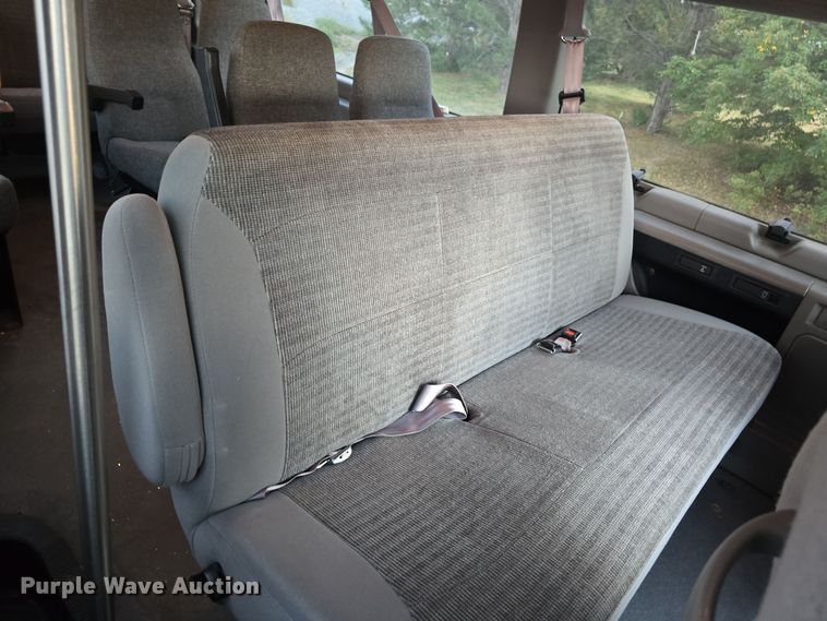 image for item LW9901 2001 Ford E350 Super Duty XLT van