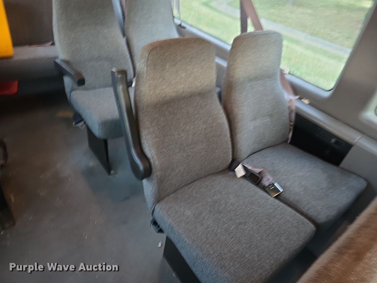 image for item LW9901 2001 Ford E350 Super Duty XLT van