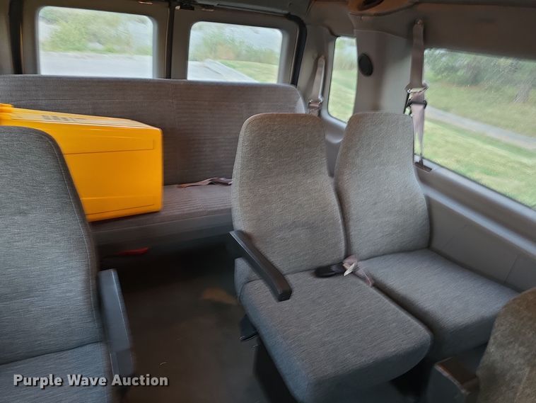image for item LW9901 2001 Ford E350 Super Duty XLT van