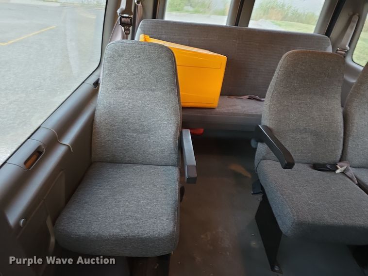 image for item LW9901 2001 Ford E350 Super Duty XLT van