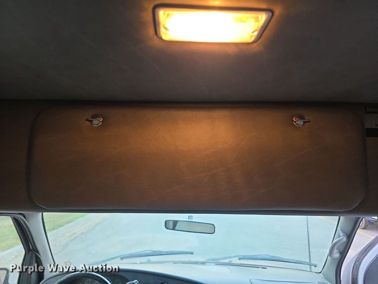 image for item LW9901 2001 Ford E350 Super Duty XLT van